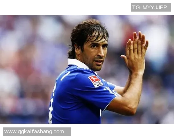 足球明星男士优雅姿势展现魅力与风采的精彩瞬间 足球明星男士优雅姿势展现魅力与风采的精彩瞬间